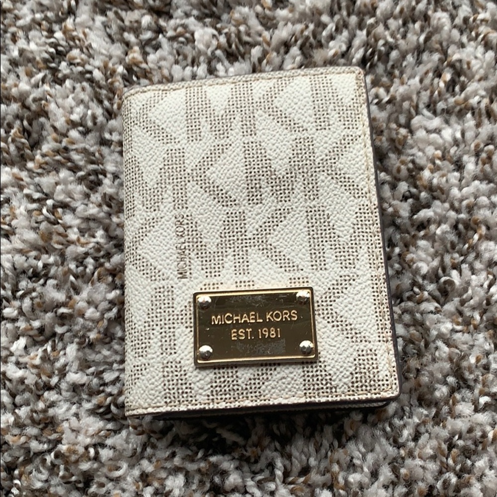 MK wallet charger